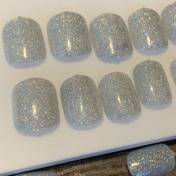 🍒🍒 Silver Glitter Glue On Nails - Picture 5 of 7